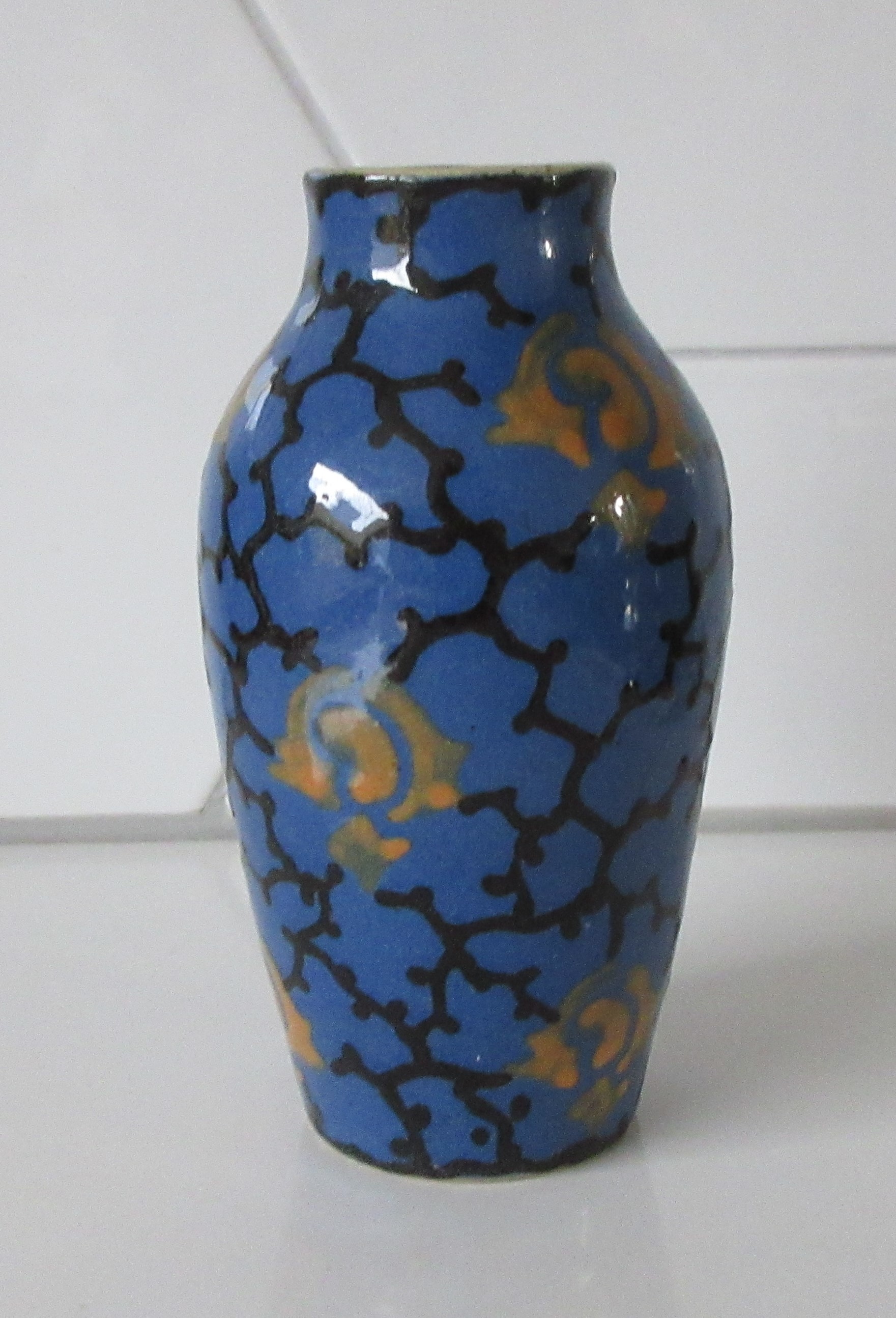 Niet of onleesbaar gesigneerd - Jugendstil Max Laueger stijl Duits hand beschilderd aardewerk vaasje verkocht voor € 1!