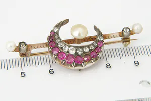 Bwgg halve maan Broche Cushion / Bolsjewiek diamant & robijn kopen? Bied vanaf 160!