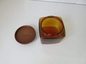 Niet of onleesbaar gesigneerd - Hand geblazen midcentury amber glazen voorraadpot met teakhouten deksel kopen? Bied vanaf 1!