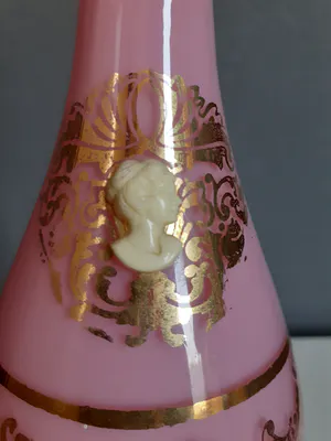 Cristallerie de Portieux - Roze melkglas vaas beschilderd met bladgoud en Camee dame erop kopen? Bied vanaf 1!