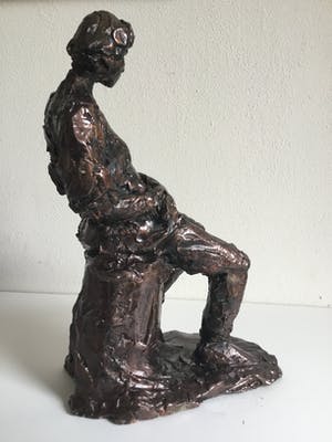 Niet of onleesbaar gesigneerd - Zittend figuur kopen? Bied vanaf 1!