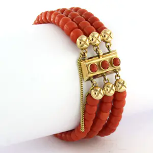 14k gouden slot met koraal aan een drie rijen koralen armband - 35.4 gram kopen? Bied vanaf 510!