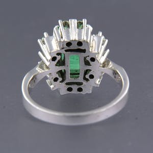14K Goud - witgouden vintage entourage ring met smaragd en diamant kopen? Bied vanaf 850!