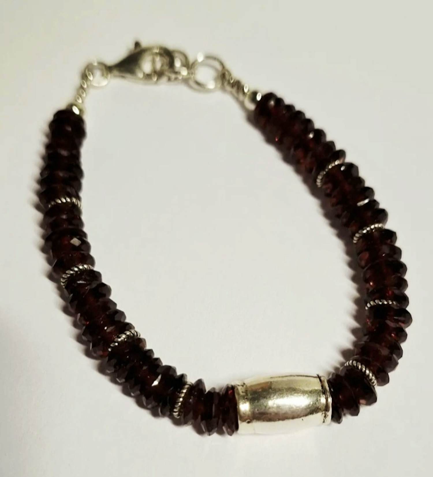 Nieuwe zilveren Armband met facet geslepen granaat met karabijn sluiting kopen? Bied vanaf 70!