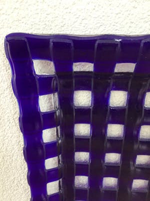 Niet of onleesbaar gesigneerd - Schaal, meerkleurig glas,vierkant kopen? Bied vanaf 10!