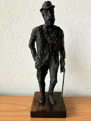Albert de Leur - Schitterend beeld 30 cm van een oude man met wandelstok. verkocht voor € 65!