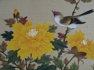 Niet of onleesbaar gesigneerd - Acryl op doek , Japan , Gele bloemen met vogel – ingelijst kopen? Bied vanaf 1!