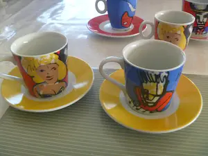 Herman Brood - 3 grote mokken , 2 koffie-kopjes en 4 schoteltje in heel goede staat kopen? Bied vanaf 50!