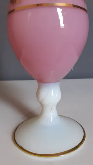 Cristallerie de Portieux - Roze melkglas vaas beschilderd met bladgoud en Camee dame erop kopen? Bied vanaf 1!