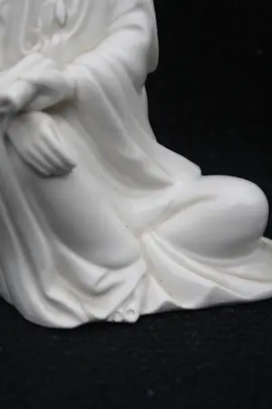 Buy Niet of onleesbaar gesigneerd - Paar Chinese Blanc de Chine Porseleinen Guanyin Kwan Yin Beeldjes Begin 20thC? Bid from 1!