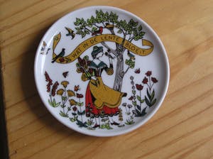 Niet of onleesbaar gesigneerd - Vier vintage porseleinen onderzetters de vier jaargetijden - Susan Doelker kopen? Bied vanaf 1!