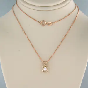 Acheter14k rose gouden collier met solitair hanger met briljant geslepen diamant 0.12ct? Enchérissez de 250!