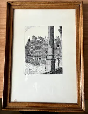 Niet of onleesbaar gesigneerd - 2 Etsen Antwerpen en Bruxelles in mooie houten lijsten van 40 x 29 cm kopen? Bied vanaf 1!