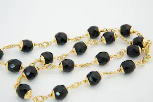 74 - 18 karaat geel gouden collier met zwarte facet geslepen kralen kopen? Bied vanaf 335!