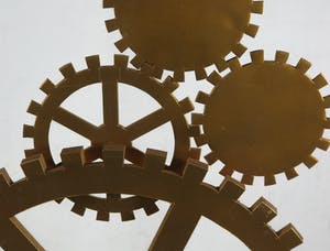 Curiosa - Assemblage van tandwielen in plexiglazen kast (groot) kopen? Bied vanaf 1!