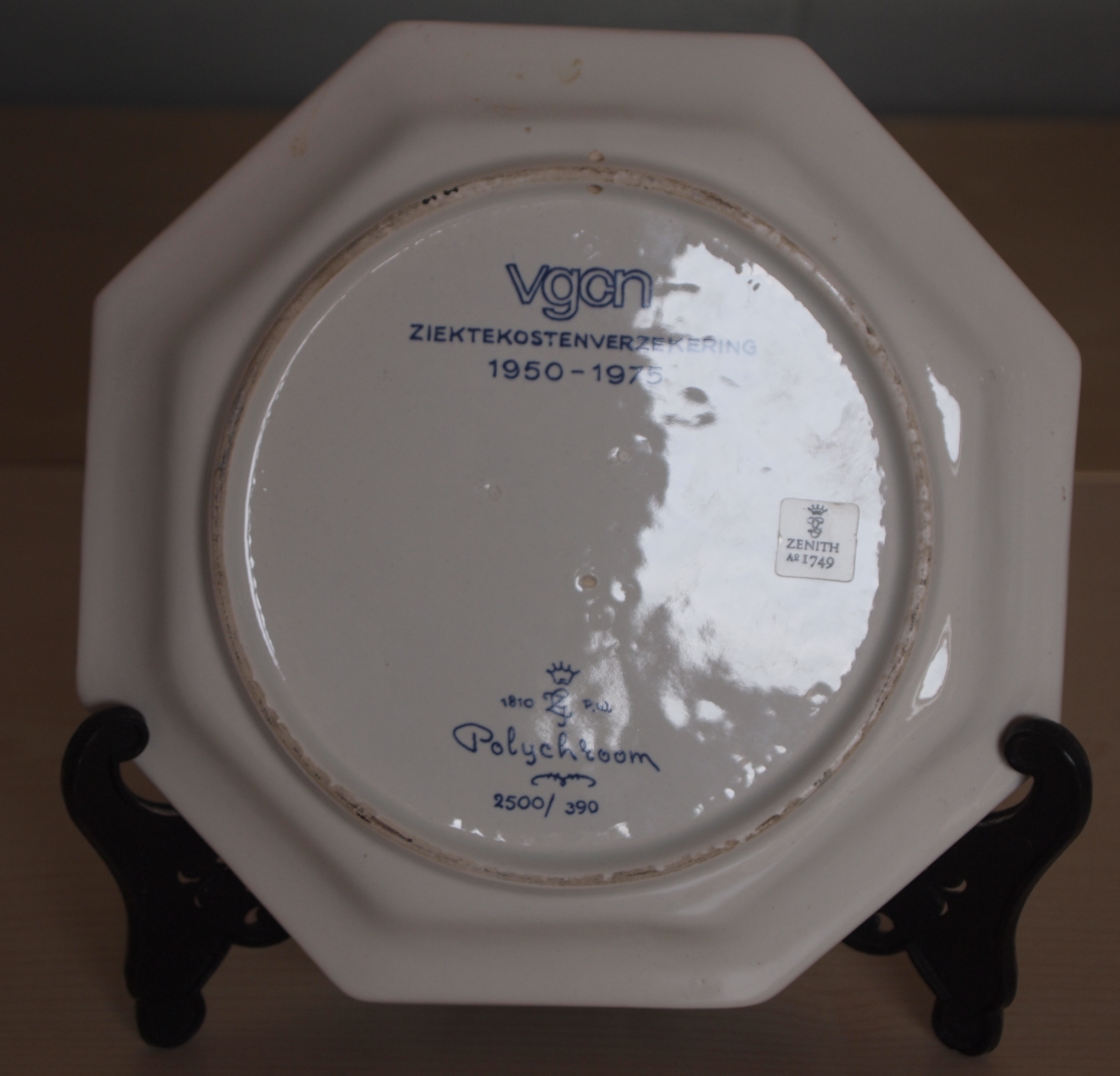 Plateelbakkerij Zenith - Zeshoekig polychroom sierbord 25 jarig jubileum VGCN oplage 2500 st kopen? Bied vanaf 1!