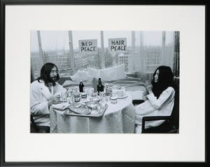 Nico Koster - Foto van John Lennon en Yoko Ono in het Hilton hotel - Ingelijst kopen? Bied vanaf 250!
