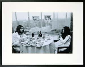 Nico Koster - Foto van John Lennon en Yoko Ono in het Hilton hotel - Ingelijst verkocht voor € 250!