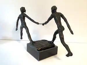 Astrid Veldhuyzen-Koppen - Sculptuur “ De estafette lopers “. zeldzaam kopen? Bied vanaf 99!