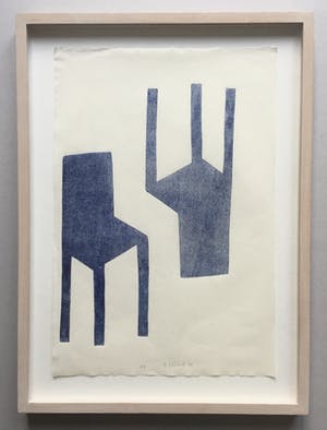 Klaas Gubbels - houtdruk ‘ twee stoelen’ - ingelijst - 2000 kopen? Bied vanaf 350!
