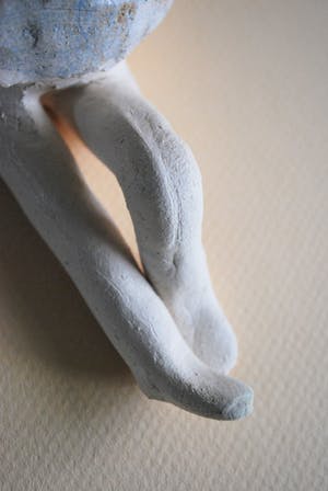 Niet of onleesbaar gesigneerd - zittend figuur kopen? Bied vanaf 1!