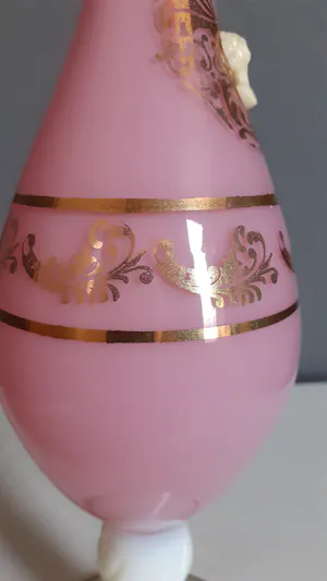 Cristallerie de Portieux - Roze melkglas vaas beschilderd met bladgoud en Camee dame erop kopen? Bied vanaf 1!