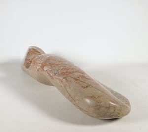 Niet of onleesbaar gesigneerd - Groot langgerekt liggend figuur van natuursteen kopen? Bied vanaf 1!
