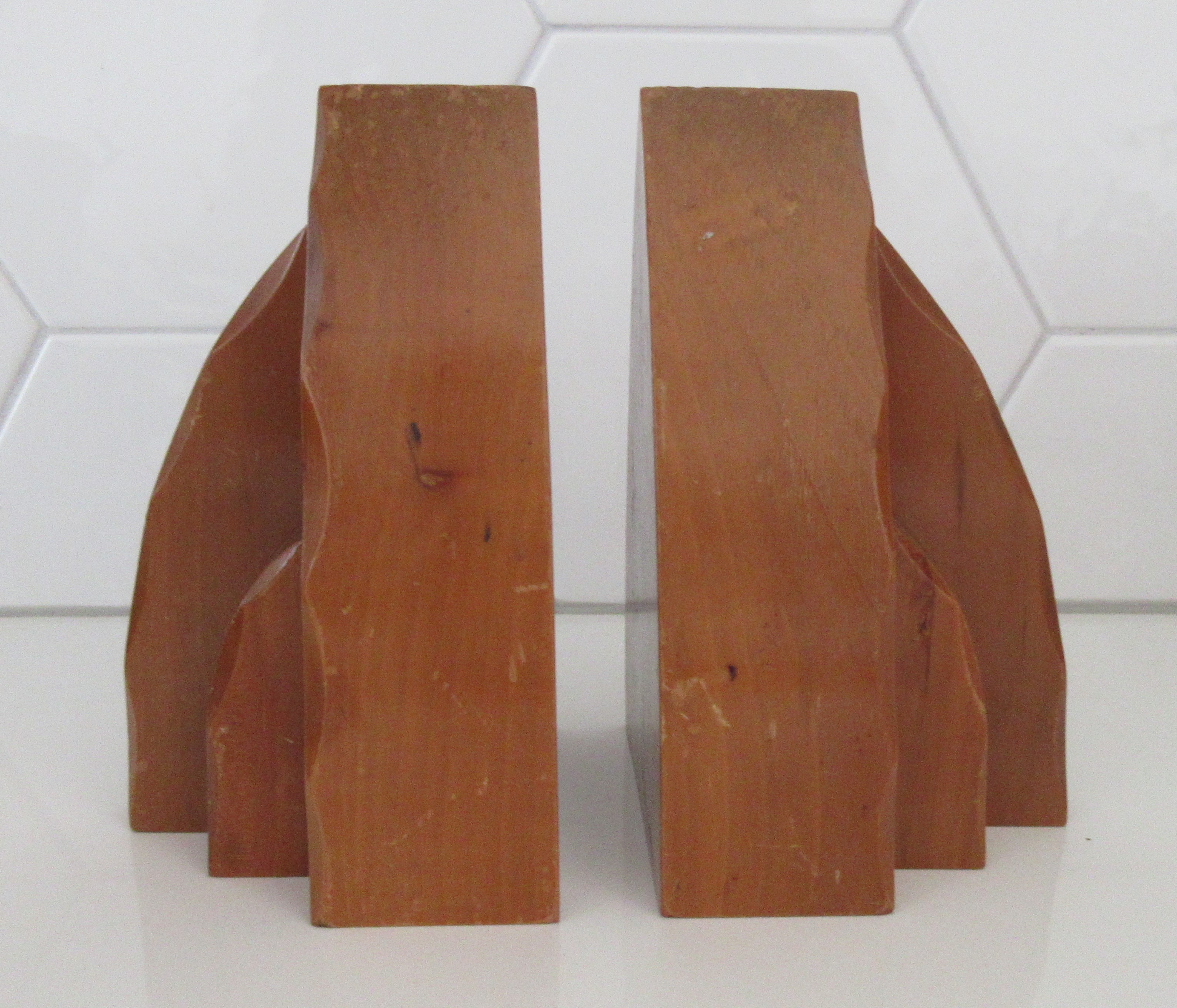 Niet of onleesbaar gesigneerd - Twee art deco houten boekensteunen, Amsterdamse school  verkocht voor € 1!