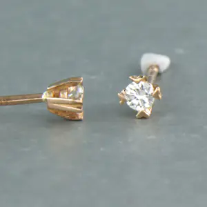 18k rosé gouden solitair oorknoppen met briljant geslepen diamant tot. 0.12ct kopen? Bied vanaf 200!