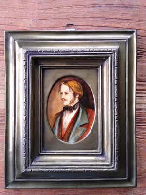 Niet of onleesbaar gesigneerd - Miniatuur Portret begin 20e eeuw in antieke koperen lijst verkocht voor € 1!