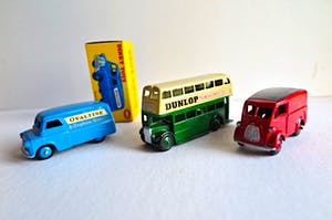 Curiosa - Dinky Toys (3): Oude Engelse Meccano Dubbeldeckbus en Mailbus / Ovaltine Bus kopen? Bied vanaf 50!