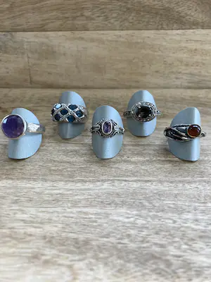 Een Lotje van vijf zilveren ringen  met kleurstenen. kaufen? Bieten Sie von 49!