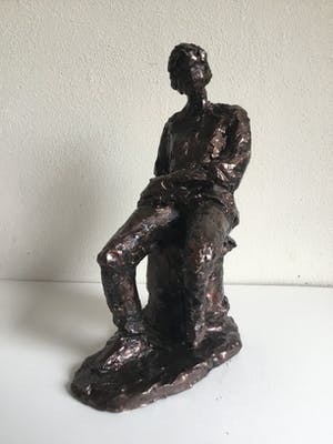 Niet of onleesbaar gesigneerd - Zittend figuur kopen? Bied vanaf 1!