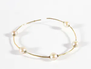 18 kt. geelgouden armband met vijf parels kopen? Bied vanaf 150!
