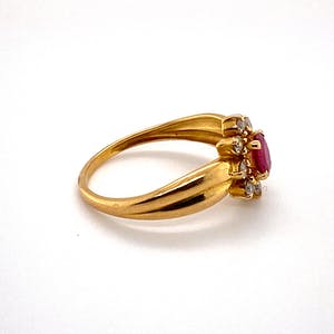 18kt gouden entourage ring met diamant en robijn  maat52,5 (16,75) 2,17gr kopen? Bied vanaf 240!