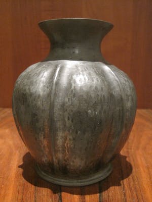 Alice en Eugene Louis Chanal - Organisch gevormd tinnen vaasje kopen? Bied vanaf 25!