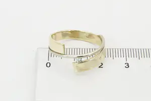 7 - Mooi vormgegeven 14krt bi-color solitair ring met diamant 0.05crt (briljant) kopen? Bied vanaf 240!