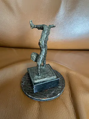 Brons (Onbekend) - Prachtig beeldje - Kind dat handstand doet kopen? Bied vanaf 30!