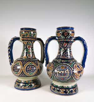 Niet of onleesbaar gesigneerd - Lot van twee vazen met oren verkocht voor € 1!