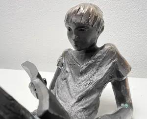 Astrid Veldhuyzen-Koppen - Bronzen sculptuur | Lezende vrouw kopen? Bied vanaf 60!