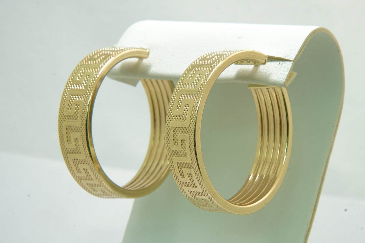 28 - Elegant paar 18 Krt  geel-gouden oorringen - meander motief kopen? Bied vanaf 240!