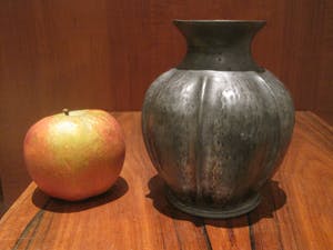 Alice en Eugene Louis Chanal - Organisch gevormd tinnen vaasje kopen? Bied vanaf 25!