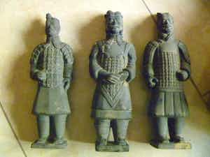 3 chinese  terracotta  beeldjes van strijders in originele doos verkocht voor € 49!