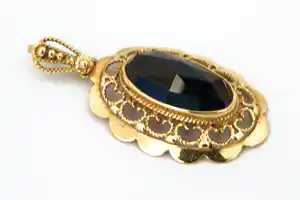 Ovalen 14 karaats gouden hanger - met gefacetteerde granaat verkocht voor € 85!