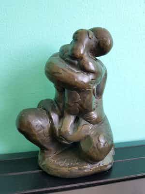 Nic Jonk - "Moeder met Kind" mooi gepatineerd aardewerk van de bekende Nic Jonk. verkocht voor € 100!