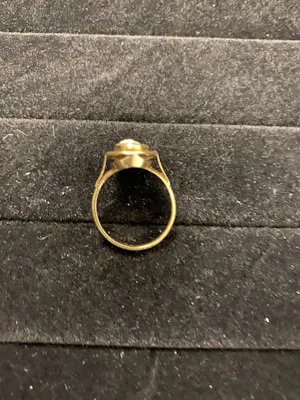 Geelgouden ring met camee kopen? Bied vanaf 80!