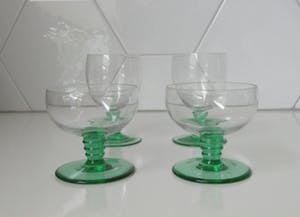Niet of onleesbaar gesigneerd - Vier Belgische art deco glaasjes met Anna groene stok en voet kopen? Bied vanaf 10!