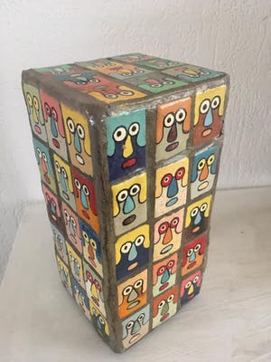 Arie J. Bouter - Blok beton met gekke gezichtjes kopen? Bied vanaf 40!