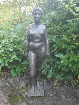AcheterJaap Hartman - Levensgroot beeld voorstellende 'Pomona' met appel - ca. 150 kg? Enchérissez de 3450!