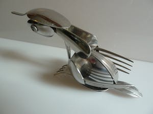 Niet of onleesbaar gesigneerd - Vogelsculpture gemaakt van bestek kopen? Bied vanaf 1!